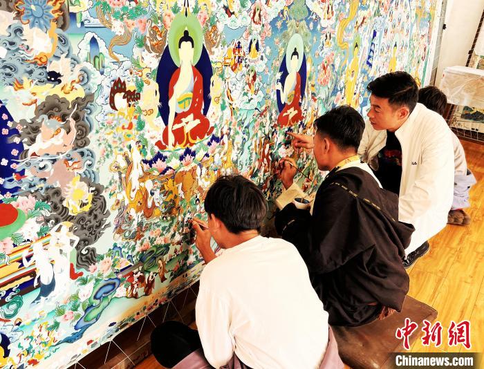 青海唐卡藝術(shù)小鎮(zhèn)：“勞模畫師”師帶徒，文化扶貧富一方