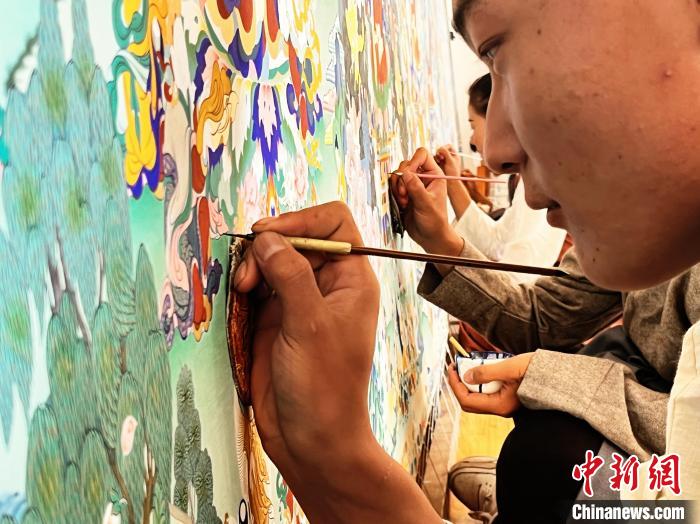圖為畫師繪畫唐卡?！●R文莉 供圖