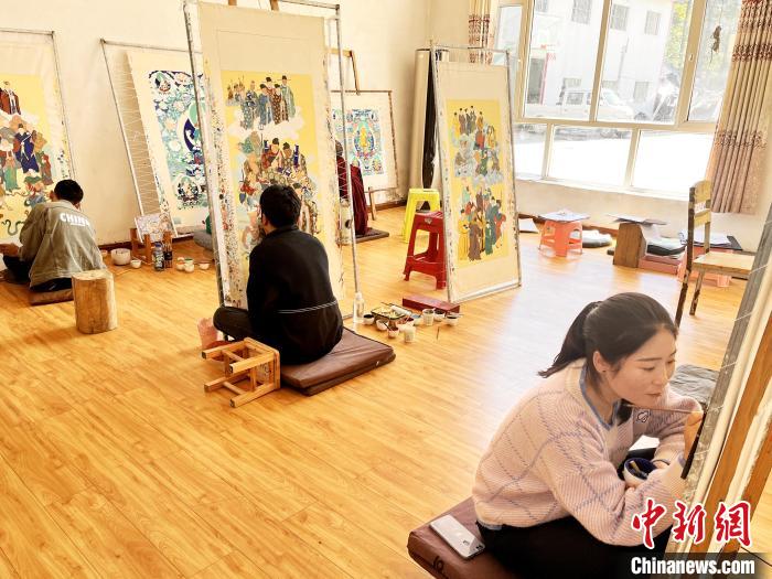 圖為畫室內(nèi)學(xué)徒練習(xí)繪畫唐卡?！●R文莉 供圖
