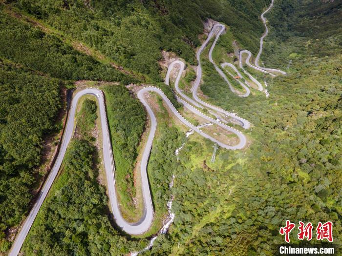 圖為西藏山南錯那縣的盤山公路，錯那縣被命名為全國“四好農(nóng)村路”示范縣?！〗w波 攝