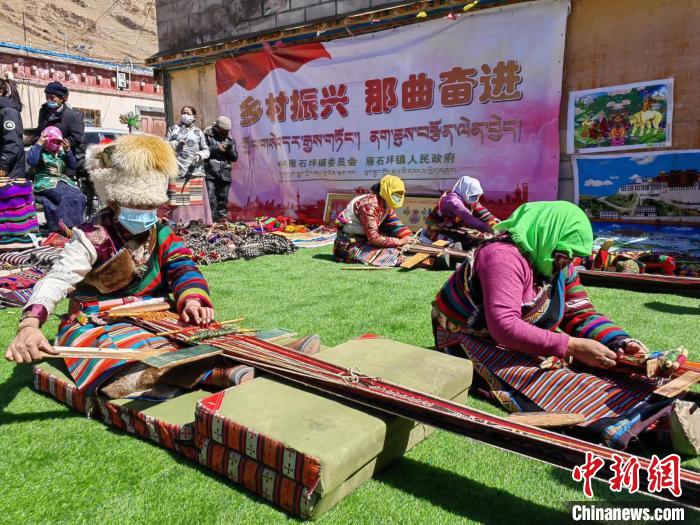 圖為2022年，安多縣雁石坪鎮(zhèn)“鄉(xiāng)村振興那曲奮進”編織技藝比賽現(xiàn)場。資料圖 那曲市“鄉(xiāng)村振興 那曲奮進”活動辦供圖