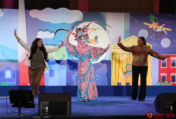 當(dāng)?shù)厝A人京劇社團(tuán)的青年演員現(xiàn)場(chǎng)表演京劇選段，并與現(xiàn)場(chǎng)觀眾近距離互動(dòng)。人民網(wǎng)記者 李志偉攝