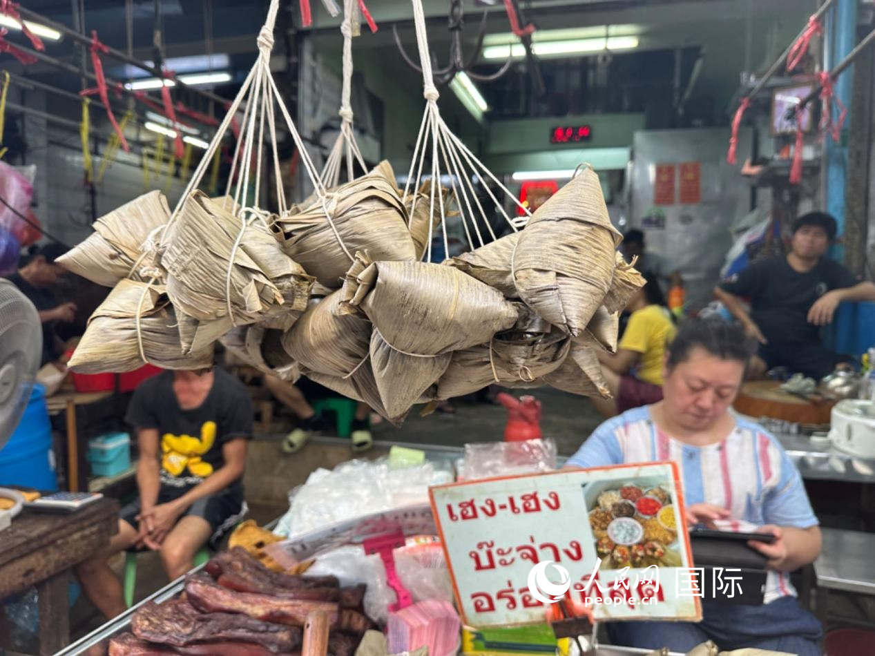 唐人街店鋪售賣的粽子。人民網(wǎng)記者 簡承淵攝