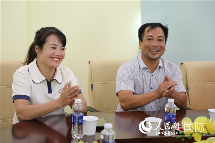越南沙巴市黃連寄宿制民族小學老師阮氏秋姮、阮文享。人民網記者簡承淵攝