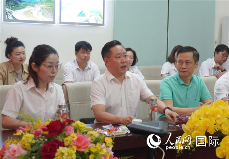 越中電力公司董事長李志雄（前排左二）介紹越南電力情況。葛沙莎攝