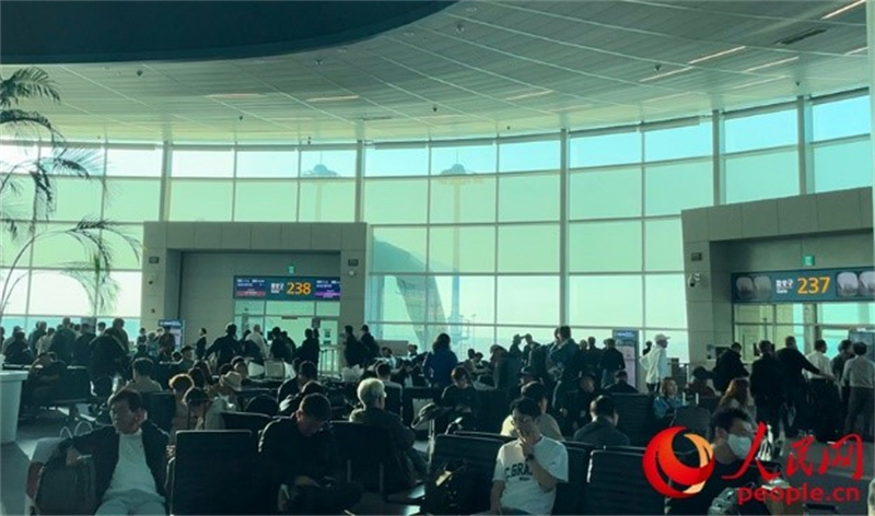 仁川機(jī)場(chǎng)等待登機(jī)的旅客。人民網(wǎng) 李帆攝