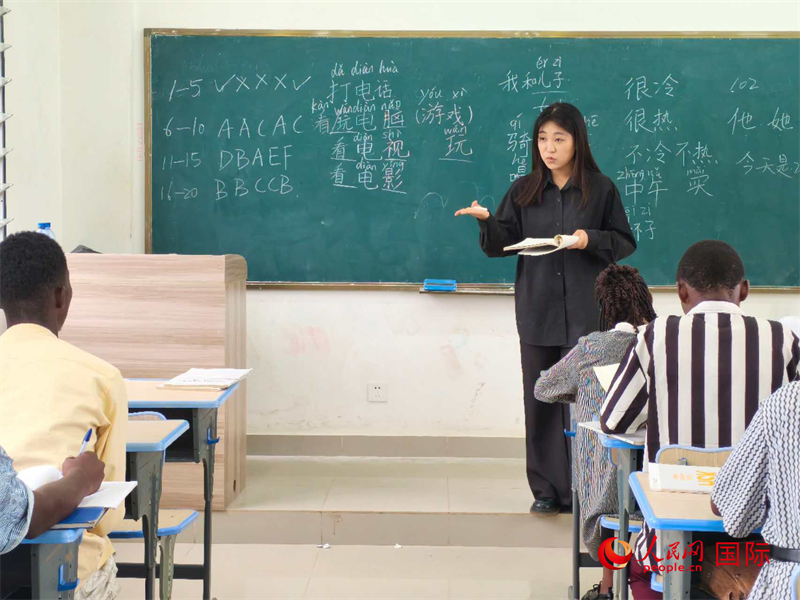 中國老師在給學(xué)生們講課。人民網(wǎng)記者 黃培昭攝