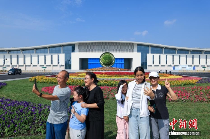 8月31日，天津，市民在2025年上海合作組織峰會主會場外自拍。當日，2025年上海合作組織峰會在天津舉行。<a target='_blank' href='/'><p  align=