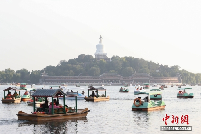 10月7日，國慶節(jié)、中秋節(jié)假期進(jìn)入尾聲，北京北海公園熱度不減，不少市民游客在公園乘船游玩。<a target='_blank' href='/' _fcksavedurl='/'><p  align=