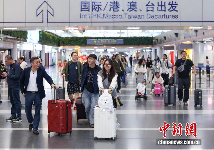 10月8日是國慶中秋假期最后一天，大量旅客在北京首都國際機(jī)場出行。 <a target='_blank' href='/' _fcksavedurl='/'><p  align=