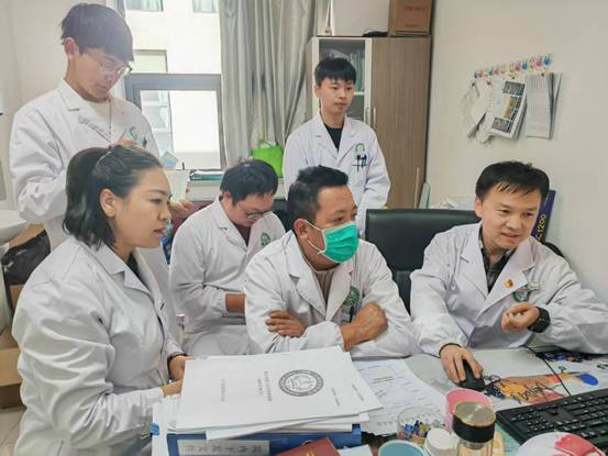 在山南市進行師帶徒幫扶，傳授先進的眼科學(xué)診療技術(shù)