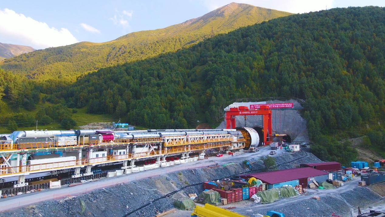 “高加索號”單護(hù)盾硬巖掘進(jìn)機(jī)（TBM）。中鐵隧道局格魯吉亞KK公路隧道項(xiàng)目部供圖