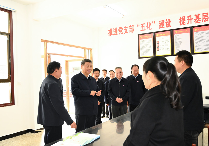 2024年3月18日至21日，中共中央總書記、國(guó)家主席、中央軍委主席習(xí)近平在湖南考察。這是19日下午，習(xí)近平在常德市鼎城區(qū)謝家鋪鎮(zhèn)港中坪村黨群服務(wù)中心了解當(dāng)?shù)貫榛鶎訙p負(fù)、提升基層治理效能等情況。新華社記者 燕雁 攝