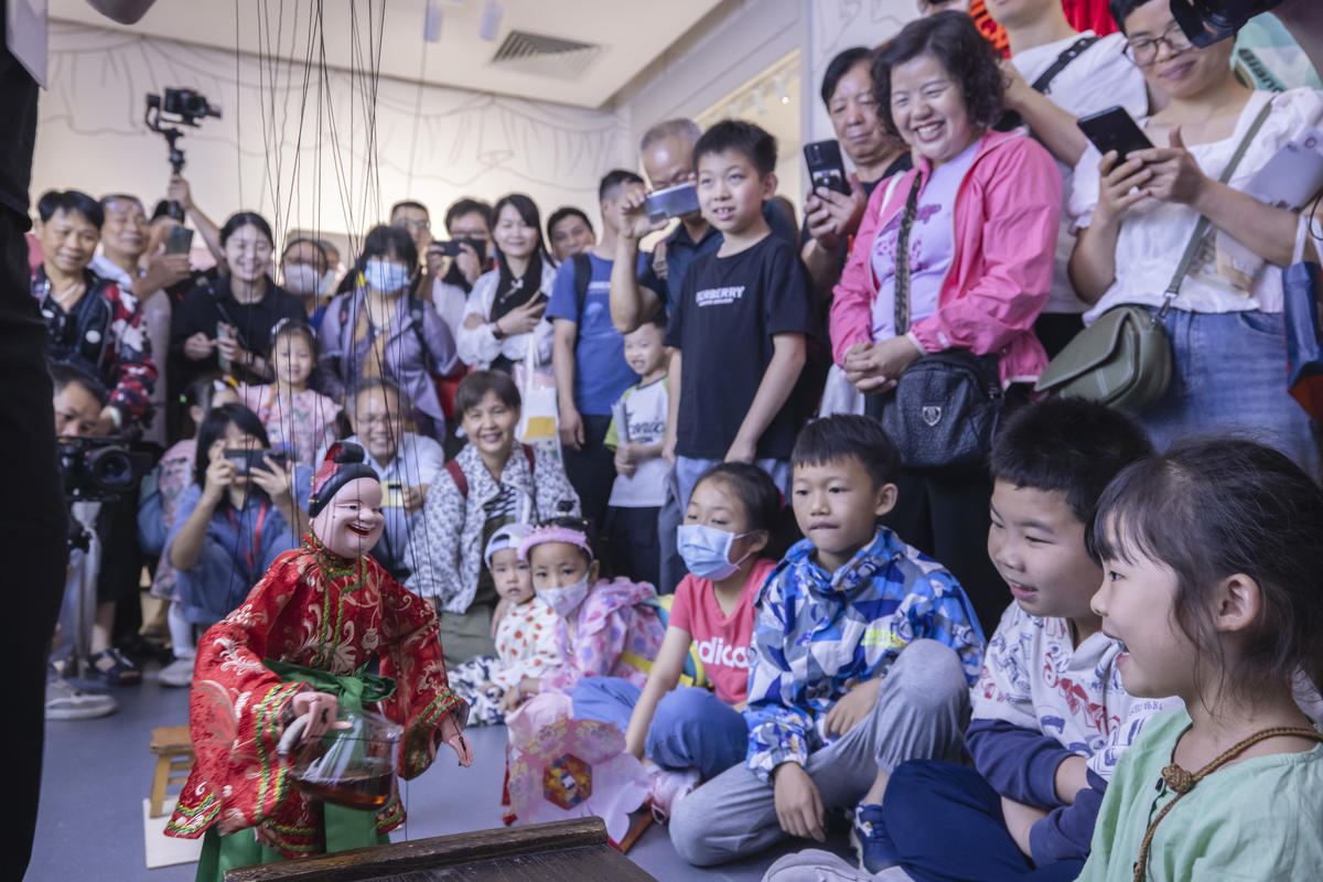 5月1日，廣州市白鵝潭大灣區(qū)藝術(shù)中心非物質(zhì)文化遺產(chǎn)館內(nèi)，精彩的梅縣提線木偶戲表演吸引了眾多游客駐足觀賞。 來源：人民圖片網(wǎng)