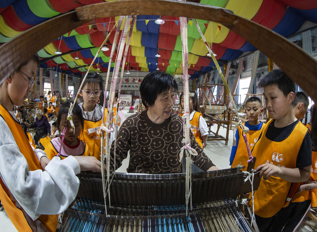 5月1日，在山西省永濟市開張鎮(zhèn)東開張村的惠暢土布文化園，土布制作技師教游客織布技藝。 來源：人民圖片網(wǎng)