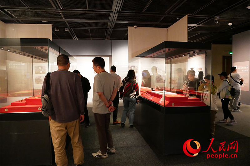 “五一”假期，游客在首都博物館參觀展覽。人民網(wǎng)記者 韋衍行攝