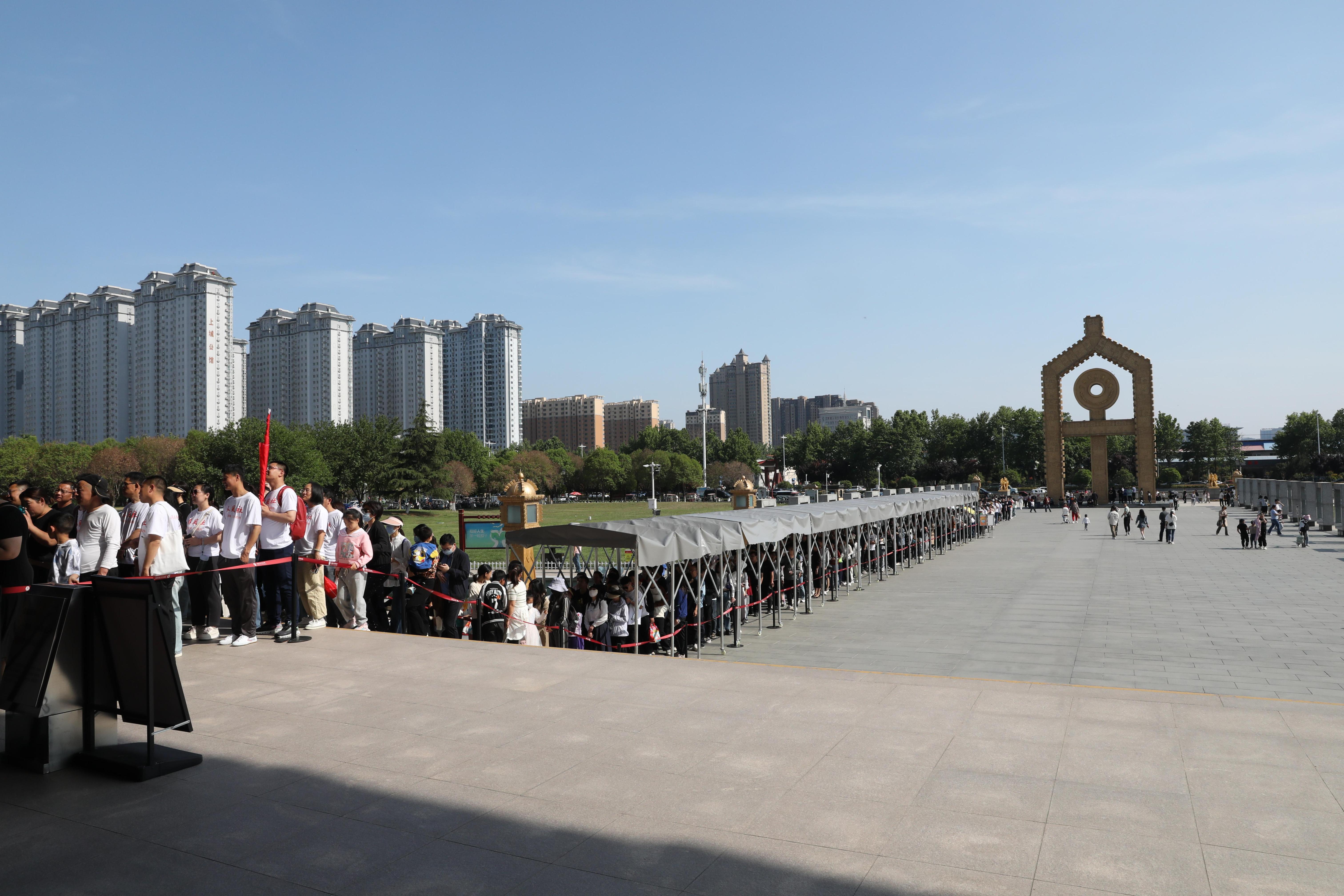 “五一”期間，中國文字博物館外游客有序排隊。中國文字博物館供圖