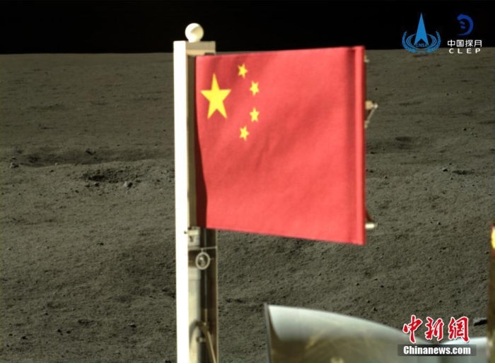 6月4日，中國(guó)國(guó)家航天局公布了嫦娥六號(hào)探測(cè)器在月球背面的五星紅旗展示影像。鮮艷的五星紅旗再次閃耀月球，這也是中國(guó)首次在月球背面獨(dú)立動(dòng)態(tài)展示國(guó)旗。<a target='_blank' href='/'><p  align=