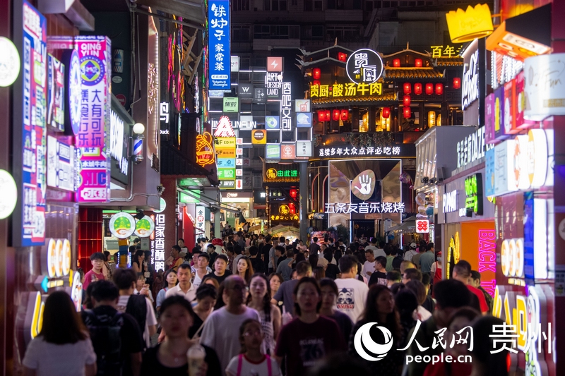 6月21日，貴陽，青云市集內(nèi)游人如織。人民網(wǎng)記者 翁奇羽攝