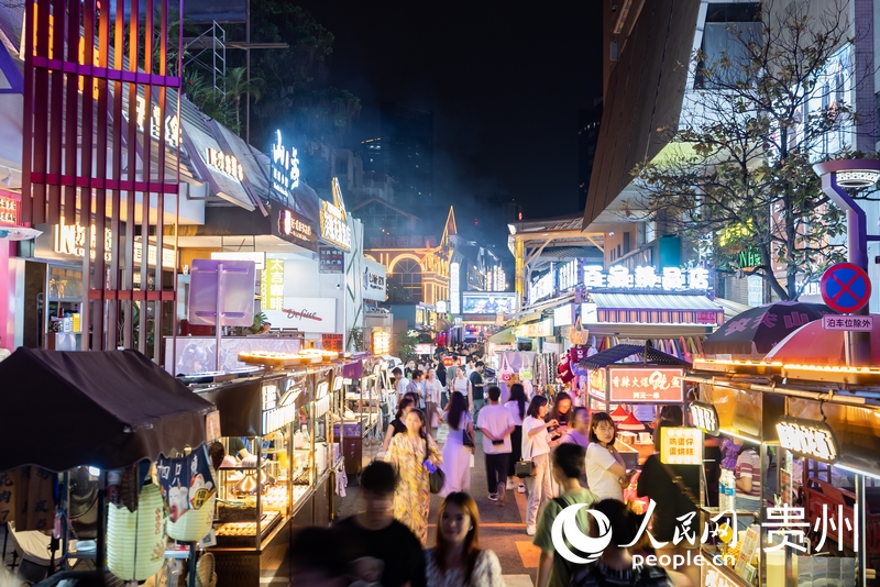 6月21日，夜幕下人頭攢動的貴陽市太平路街區(qū)。人民網(wǎng)記者 涂敏攝