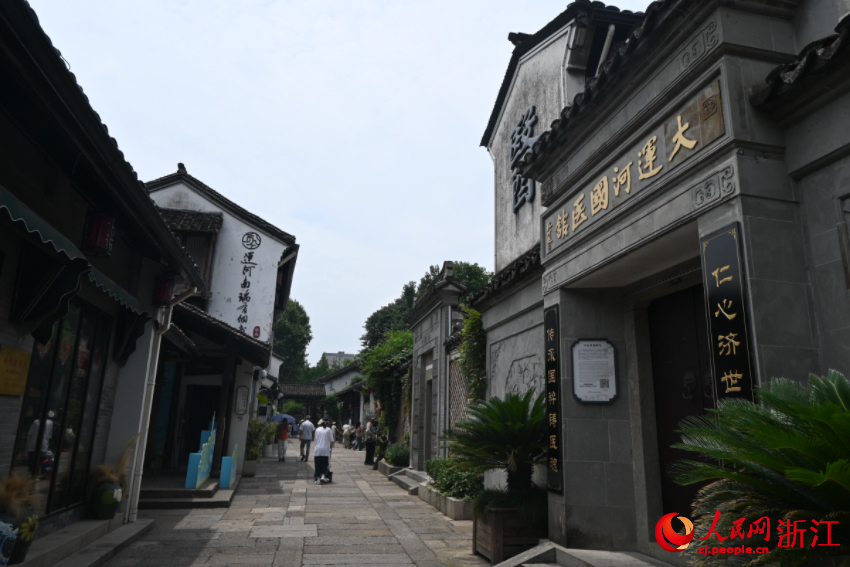 運(yùn)河邊的老建筑被完好保存下來(lái)。人民網(wǎng)記者 張麗瑋攝