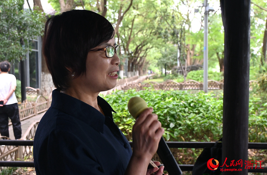 面向運(yùn)河，任國(guó)萍放聲歌唱。人民網(wǎng)記者 張麗瑋