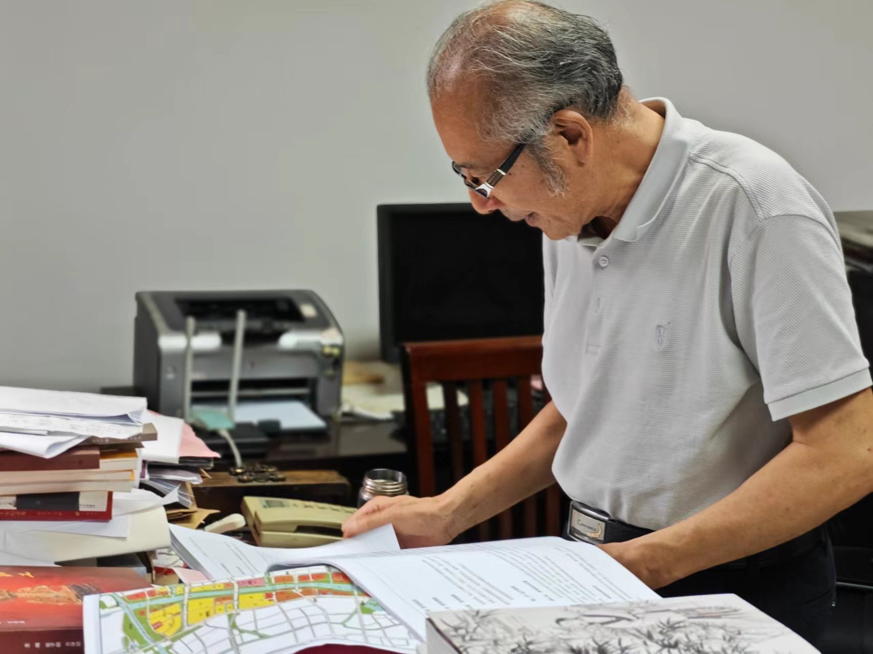 顧風在辦公室翻閱資料。人民網記者 黃鈺攝