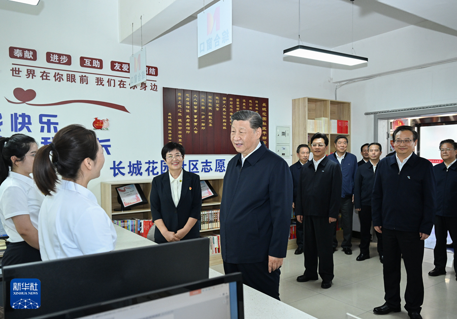 2024年6月19日下午，習(xí)近平在寧夏銀川市金鳳區(qū)長(zhǎng)城花園社區(qū)黨群服務(wù)中心便民服務(wù)廳了解社區(qū)開展便民惠民服務(wù)等情況。新華社記者 謝環(huán)馳 攝