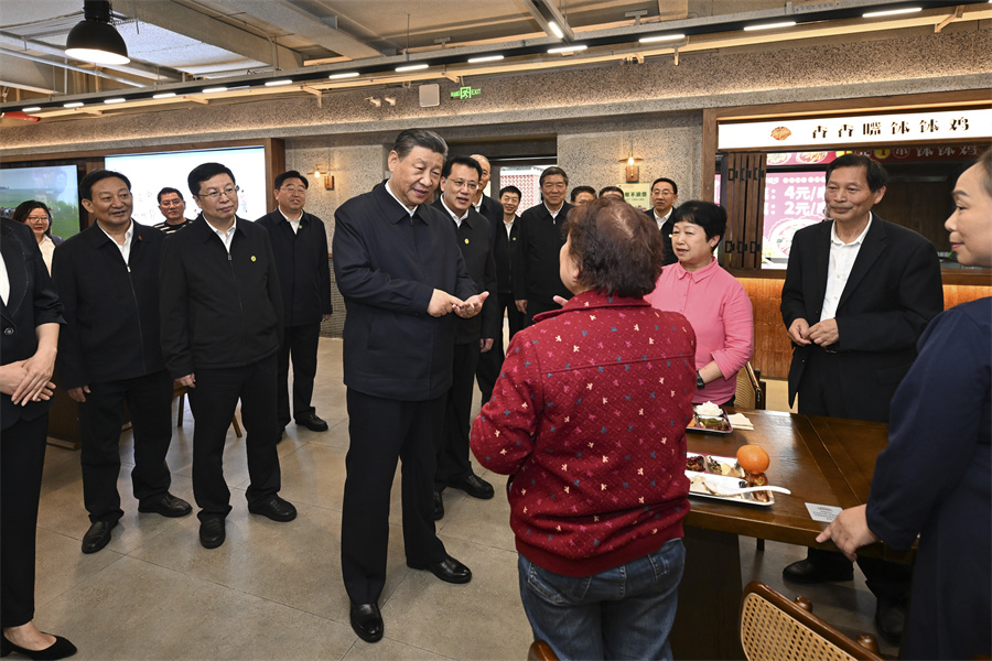 2024年4月22日下午，習(xí)近平在九龍坡區(qū)謝家灣街道民主村社區(qū)考察時(shí)，同正在社區(qū)食堂就餐的群眾親切交流。新華社記者 謝環(huán)馳 攝
