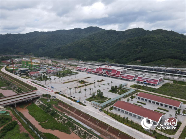 航拍云南磨憨口岸。 人民網(wǎng)記者 符皓攝