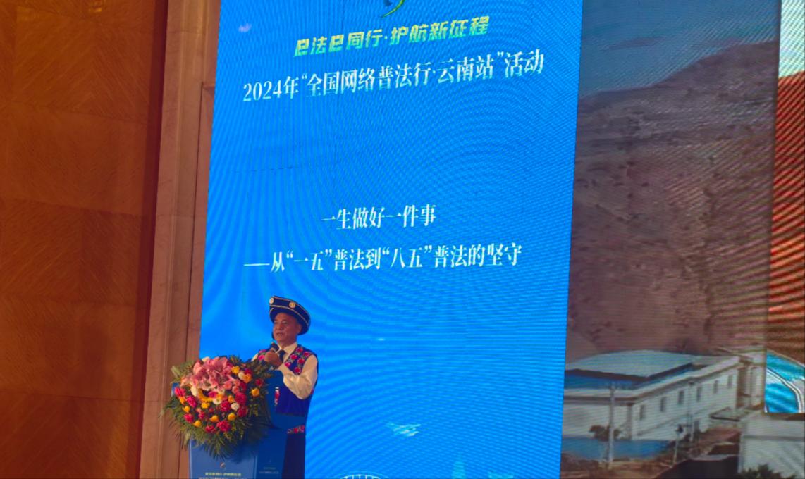 李學(xué)平分享普法的故事。人民網(wǎng)記者 孝金波攝