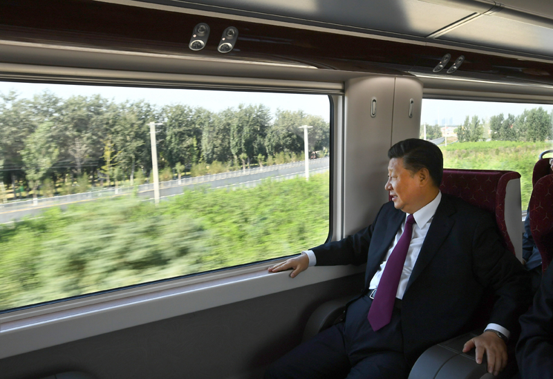 2019年9月25日，習(xí)近平總書記乘坐軌道列車前往北京大興國際機(jī)場。