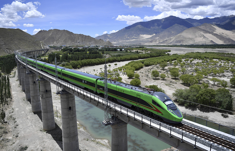 2022年6月22日，復(fù)興號列車行駛在西藏山南境內(nèi)。