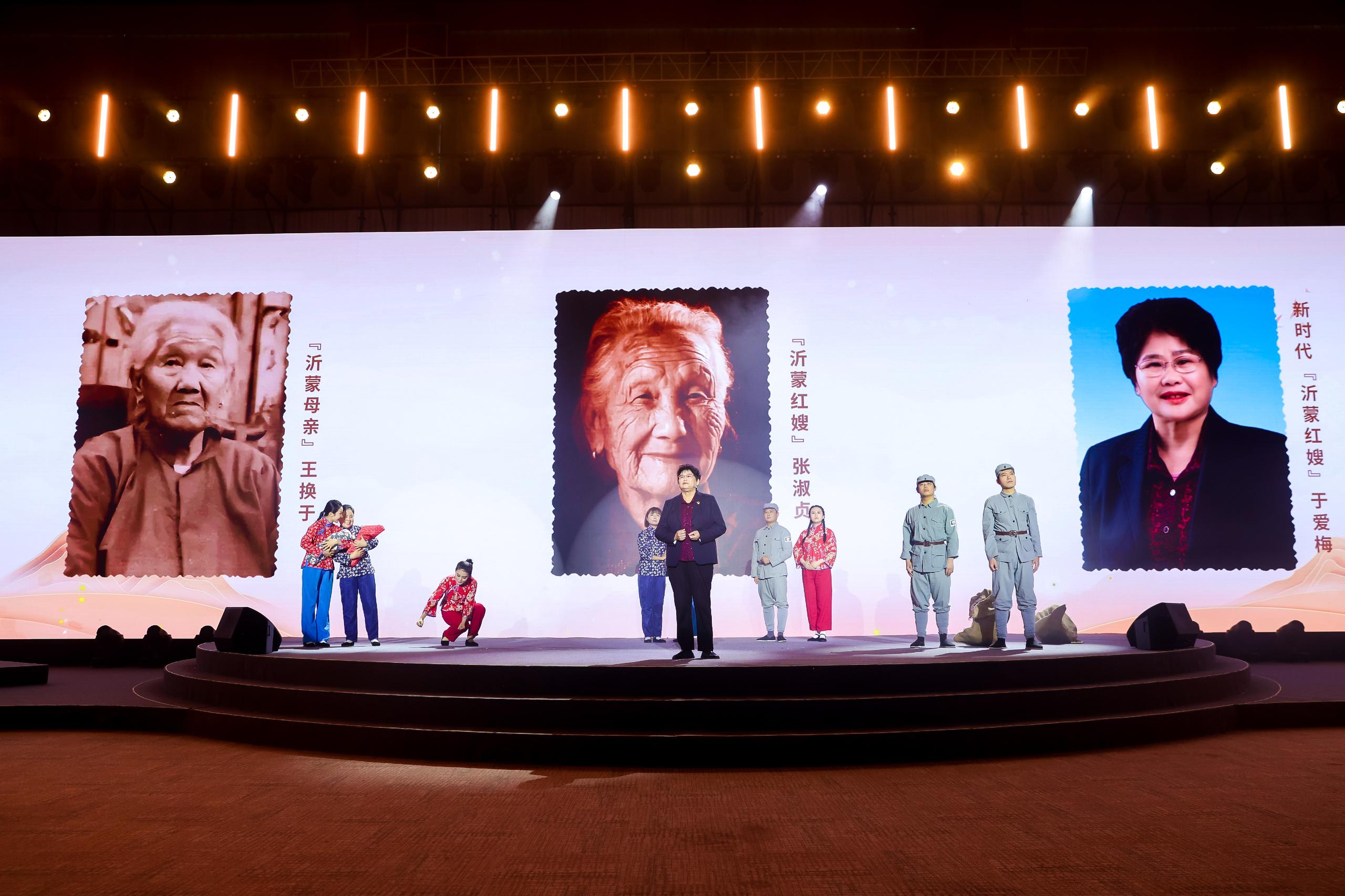 “何以中國·弦歌不輟”網(wǎng)絡(luò)主題活動(dòng)現(xiàn)場，于愛梅講述“沂蒙紅嫂”的故事。人民視頻供圖。