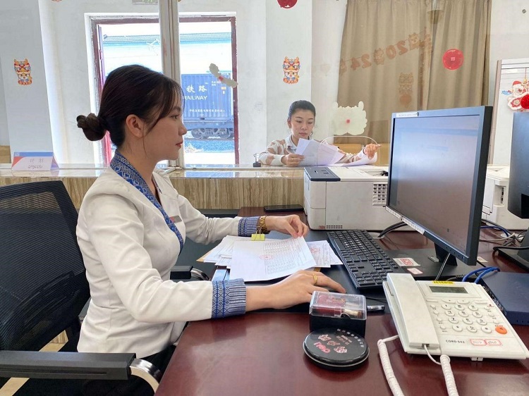 春節(jié)期間，中老鐵路員工堅守崗位，保障鐵路運行安全、暢通。李加勇攝