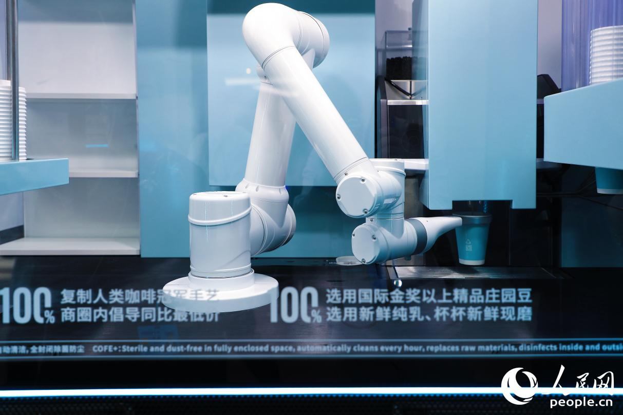機(jī)器人現(xiàn)磨咖啡。人民網(wǎng) 李唯一攝