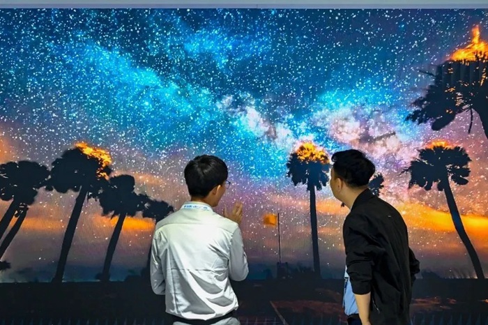 長春光博會(huì)希達(dá)電子展區(qū)，一位工作人員正在給一位觀眾講解。（長春新區(qū)供圖）