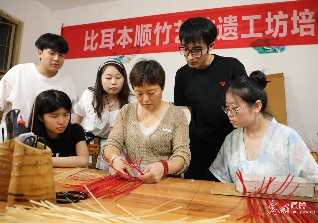直播助農(nóng)、健康義診、扮靚街巷……青年學(xué)子暑期返鄉(xiāng)服務(wù)桑梓