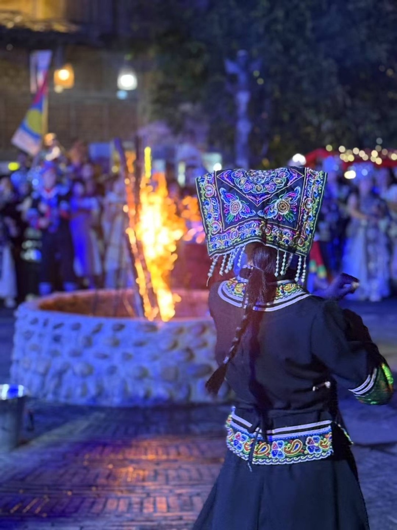 2025年7月，貴州烏江寨“萬(wàn)人打跳夜”現(xiàn)場(chǎng)。受訪者供圖
