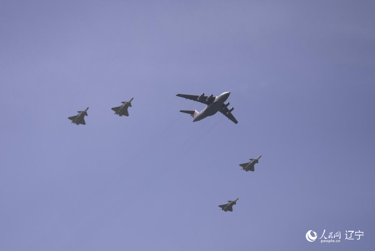 執(zhí)行第十二批在韓中國人民志愿軍烈士遺骸轉運任務的運-20進入中國領空后，首次采用“五機編隊”的方式，由4架殲-20伴飛護航，與往年相比護航規(guī)格更高。人民網記者 邱宇哲攝