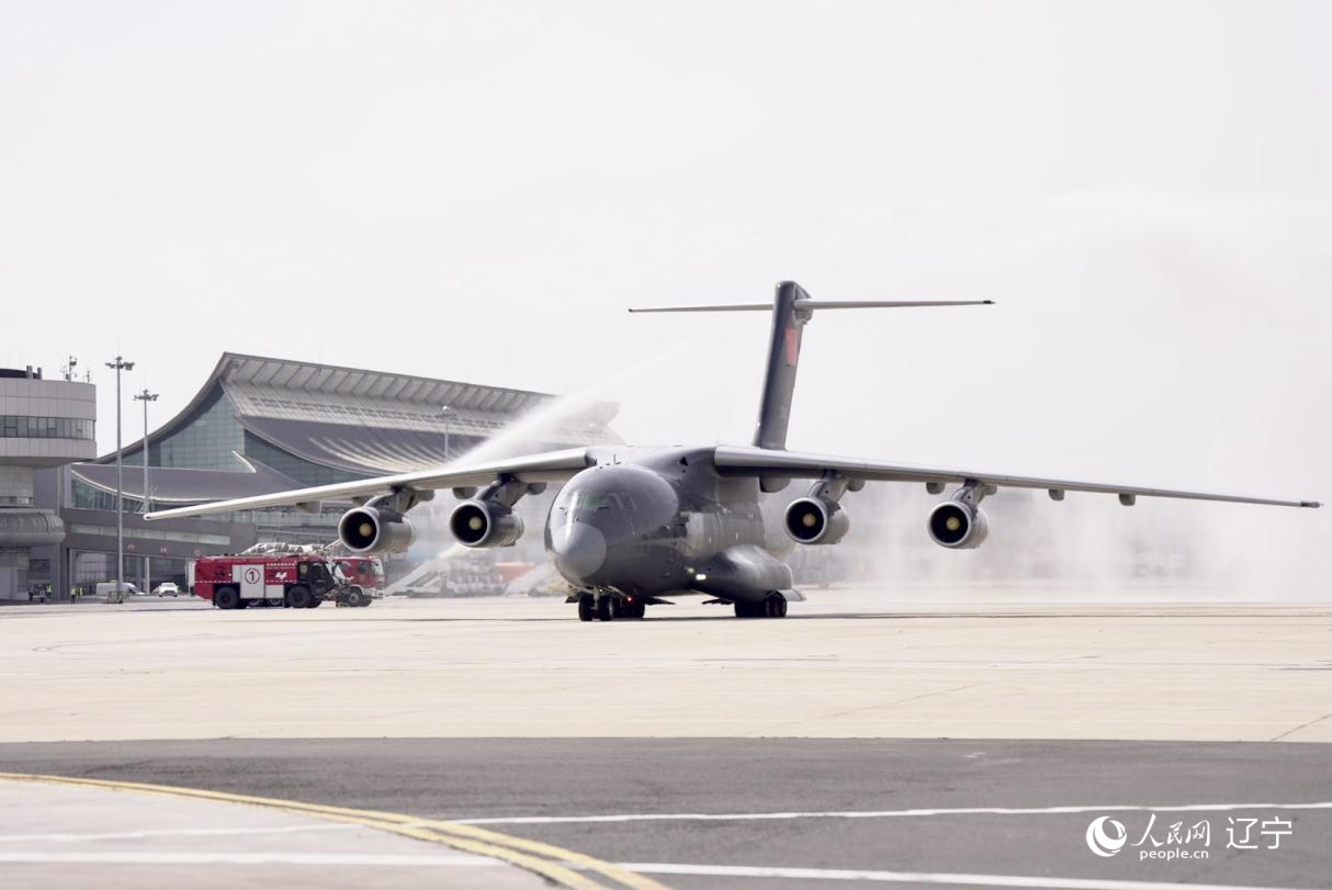 沈陽桃仙國際機場以“過水門”最高禮遇迎接英烈回家。人民網記者 邱宇哲攝