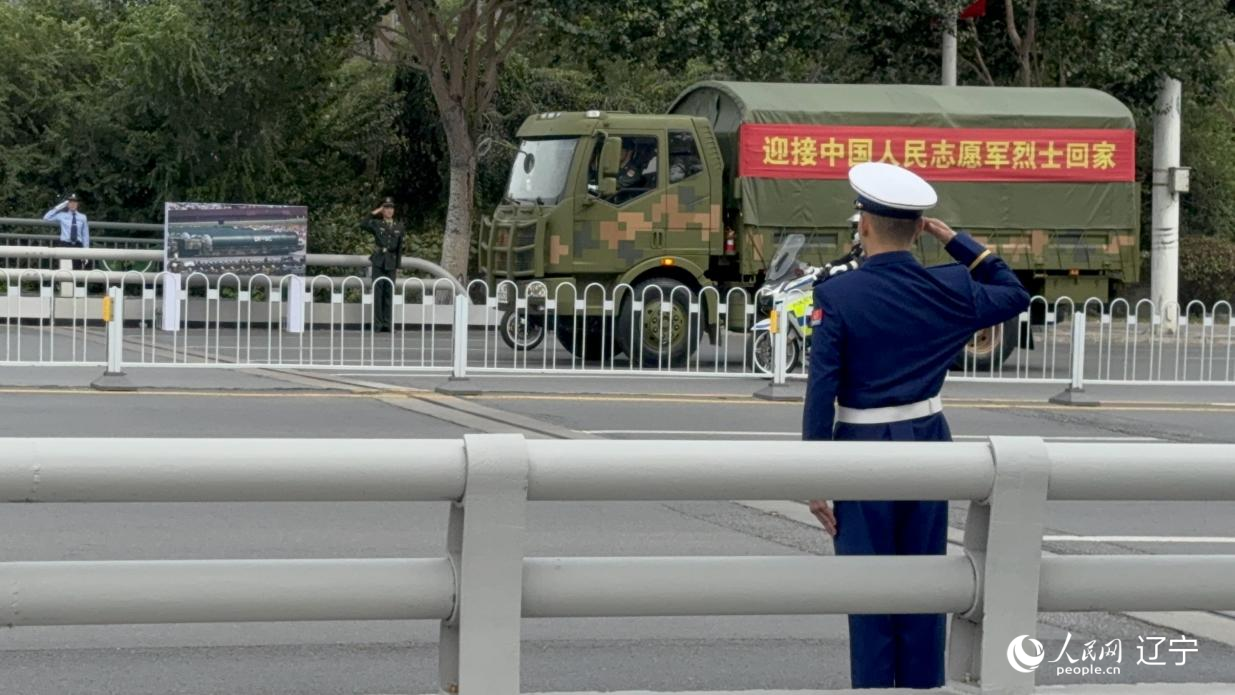 沈陽市渾河橋東側，擺放著東風—5C導彈的受閱照片。人民網記者 湯龍攝