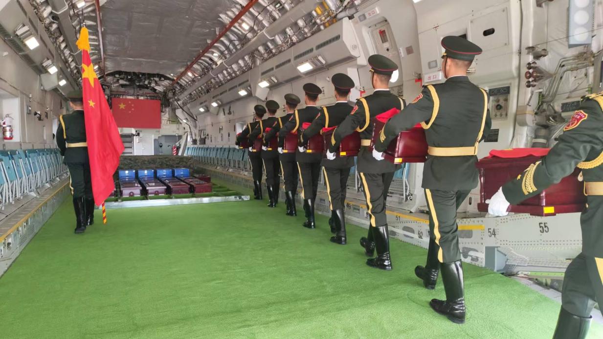 在韓國仁川國際機場，引靈手徐澤東引領中國人民解放軍儀仗司禮大隊禮兵護送英烈遺骸棺槨登上空軍“運-20”專機啟程回國?？照麄骶止﹫D