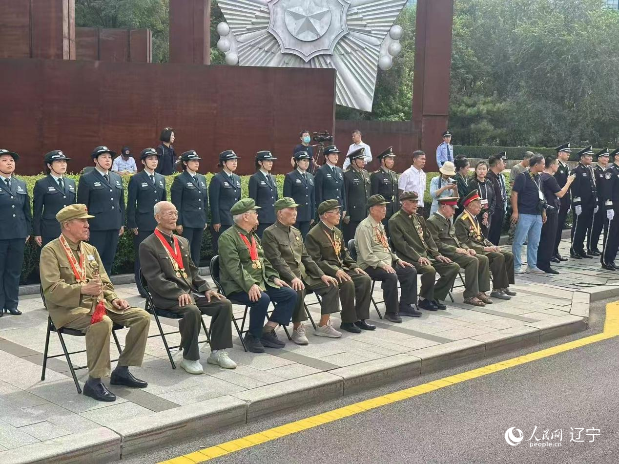沈陽抗美援朝烈士陵園門前，志愿軍老戰(zhàn)士等候戰(zhàn)友的歸隊。人民網記者 周頌雪攝