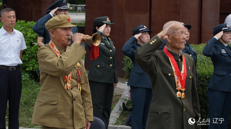志愿軍老戰(zhàn)士南啟祥再次為戰(zhàn)友吹響了沖鋒號。人民網記者 周頌雪攝