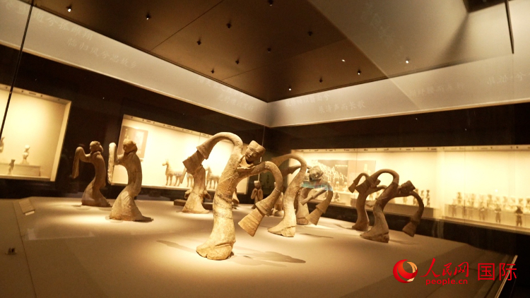 徐州博物館展出的西漢陶繞襟衣女舞俑。人民網(wǎng)記者 蘇纓翔攝