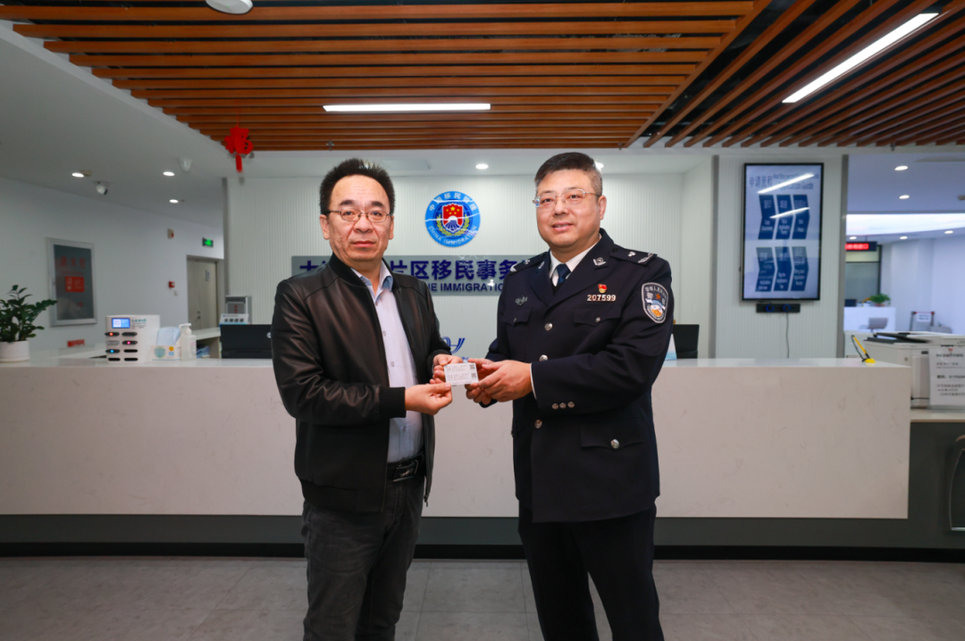 全省首張往來(lái)港澳人才簽注落地大連自貿(mào)片區(qū)。遼寧自貿(mào)試驗(yàn)區(qū)大連片區(qū)供圖