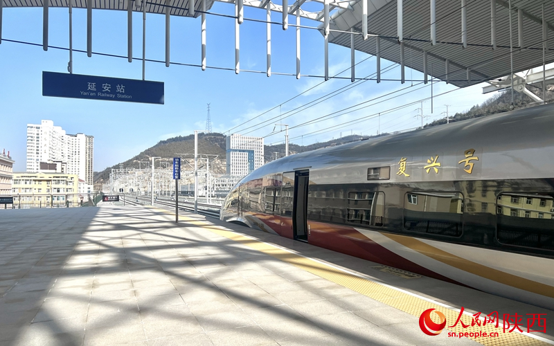 2025年12月26日，C9312次復(fù)興號列車抵達(dá)延安站。人民網(wǎng)記者 鄧楠攝