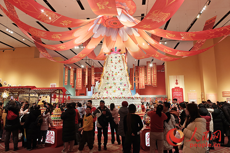 觀眾在中國非物質(zhì)文化遺產(chǎn)館參觀展覽。人民網(wǎng)記者 韋衍行攝