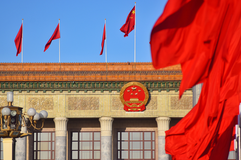 2024年3月8日，北京上空現(xiàn)“兩會藍”，人民大會堂前紅旗飄揚。